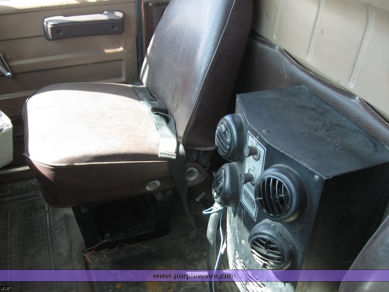 image for item 8392 1985 International S Series F2554 oil truck