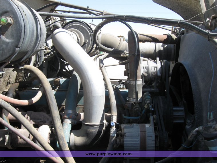 image for item 8392 1985 International S Series F2554 oil truck