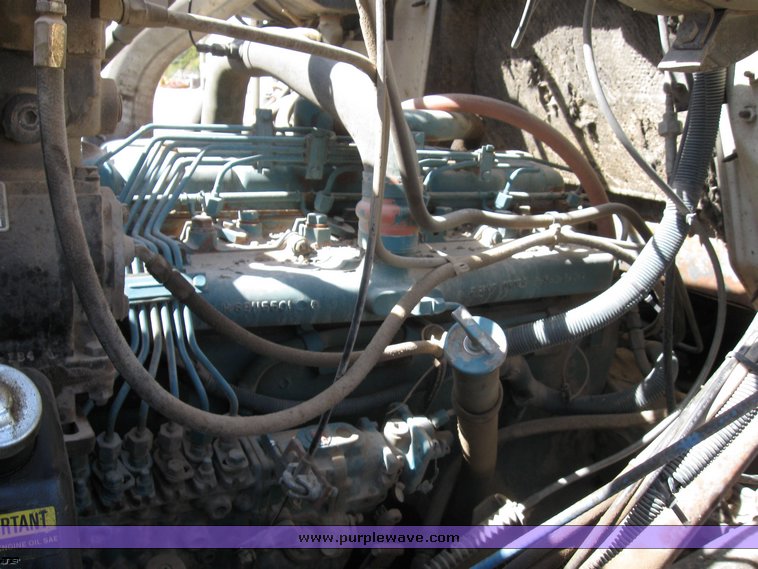 image for item 8392 1985 International S Series F2554 oil truck