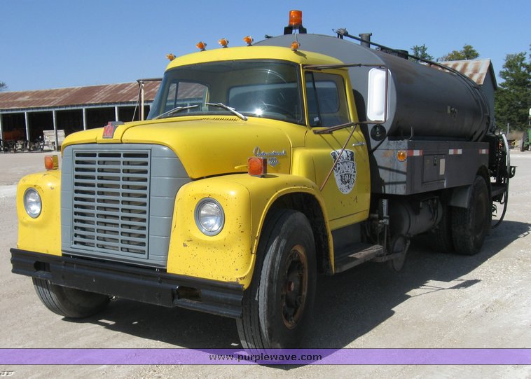 image for item 8393 1970 International Loadstar 1700 oil truck