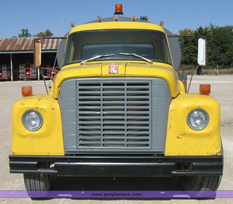 image for item 8393 1970 International Loadstar 1700 oil truck