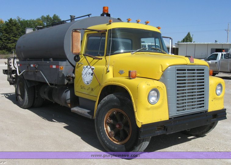 image for item 8393 1970 International Loadstar 1700 oil truck