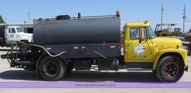 image for item 8393 1970 International Loadstar 1700 oil truck