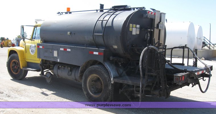 image for item 8393 1970 International Loadstar 1700 oil truck