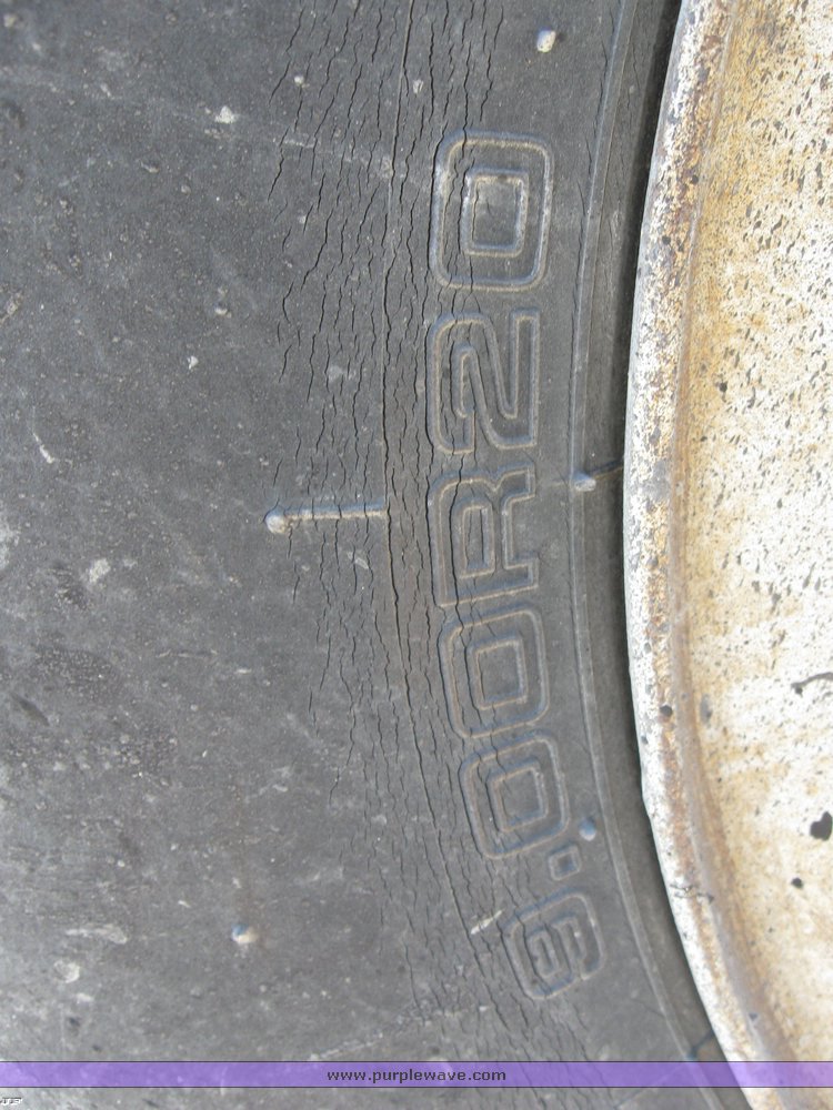 image for item 8393 1970 International Loadstar 1700 oil truck