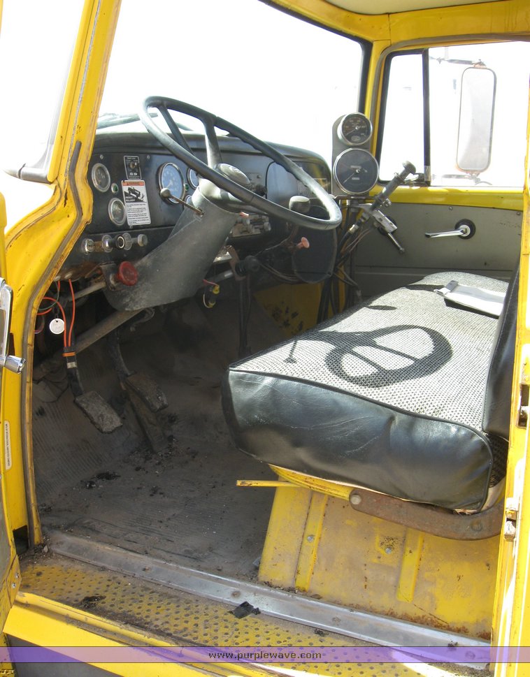 image for item 8393 1970 International Loadstar 1700 oil truck