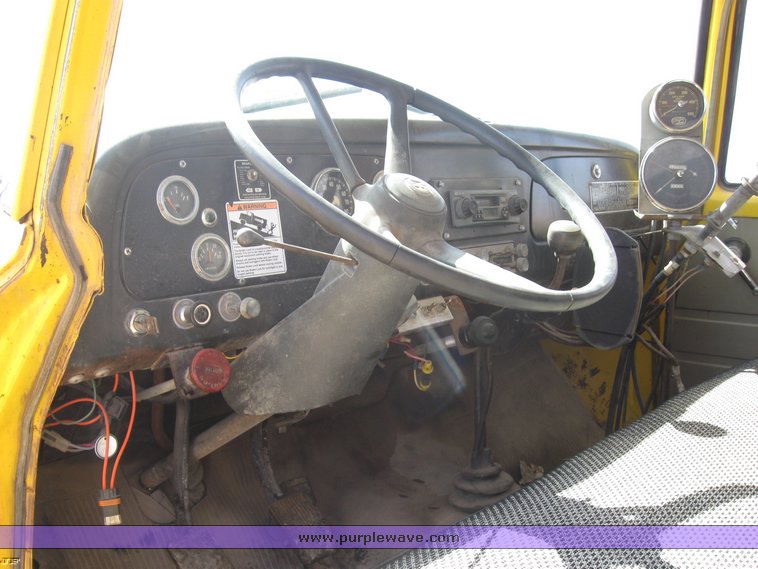 image for item 8393 1970 International Loadstar 1700 oil truck