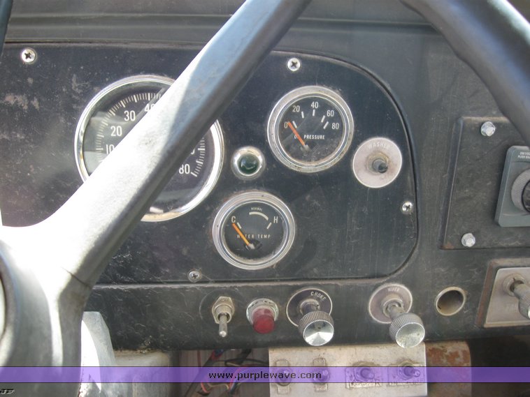 image for item 8393 1970 International Loadstar 1700 oil truck