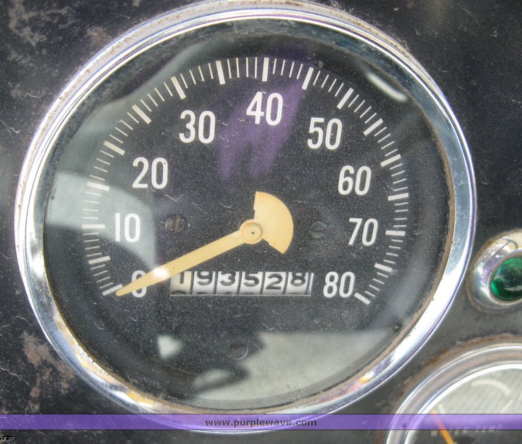 image for item 8393 1970 International Loadstar 1700 oil truck