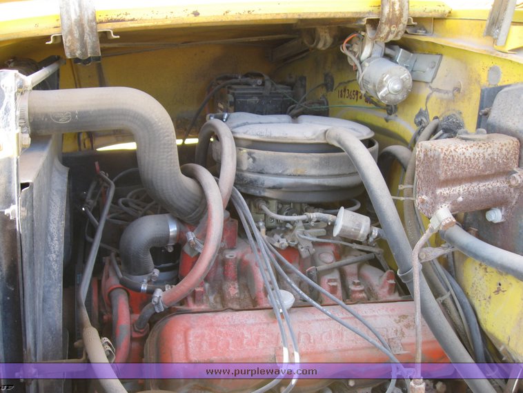 image for item 8393 1970 International Loadstar 1700 oil truck