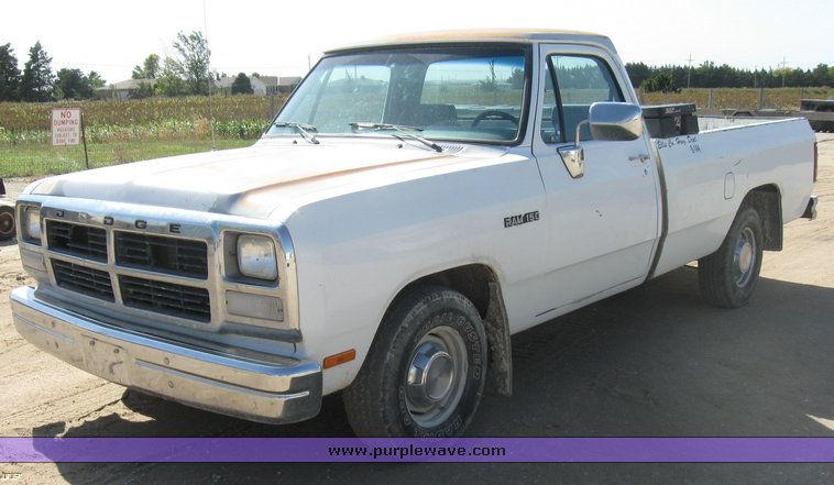 image for item 8396 1992 Dodge D-150 pickup truck