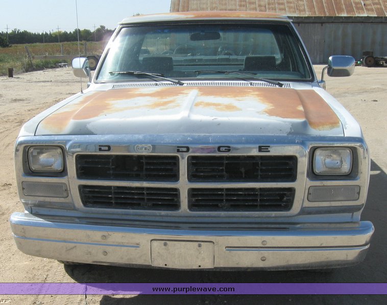 image for item 8396 1992 Dodge D-150 pickup truck