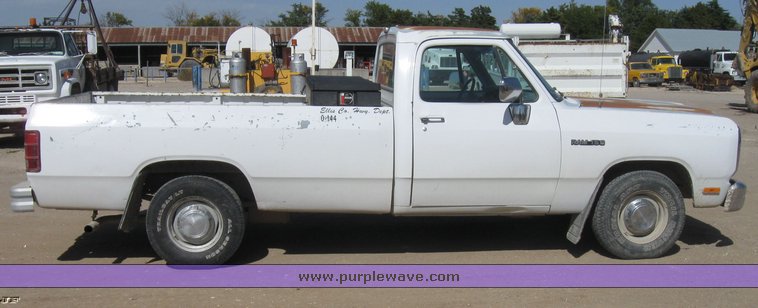 image for item 8396 1992 Dodge D-150 pickup truck