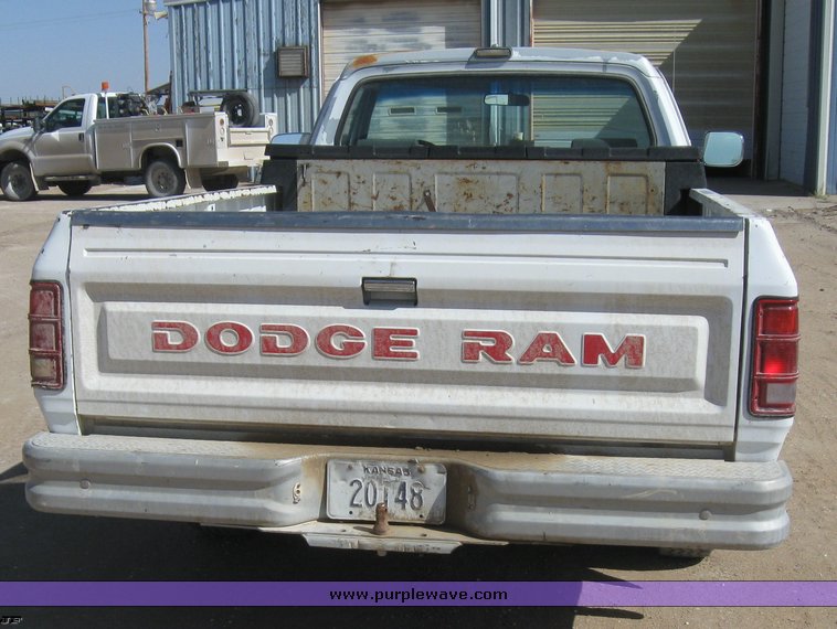 image for item 8396 1992 Dodge D-150 pickup truck