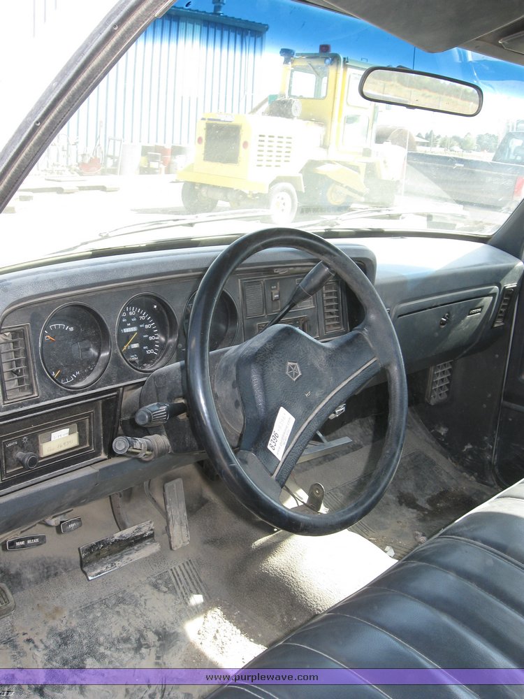 image for item 8396 1992 Dodge D-150 pickup truck