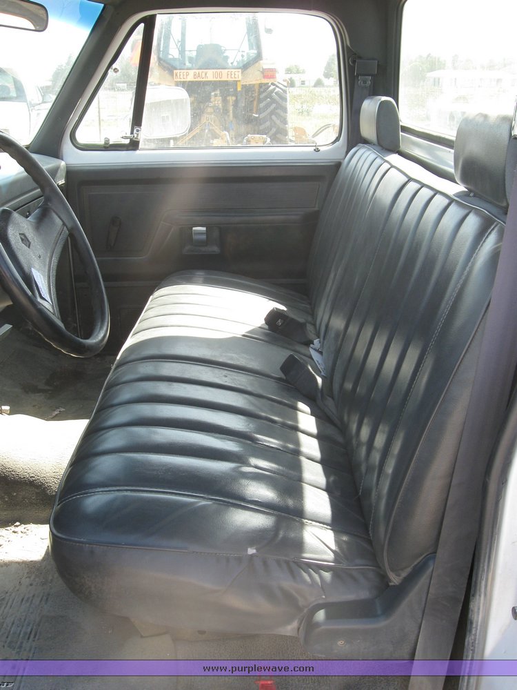 image for item 8396 1992 Dodge D-150 pickup truck