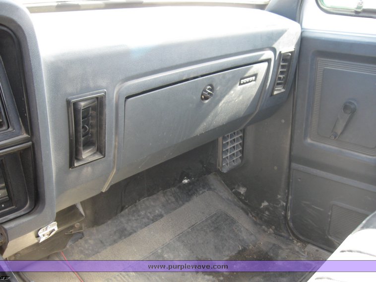 image for item 8396 1992 Dodge D-150 pickup truck