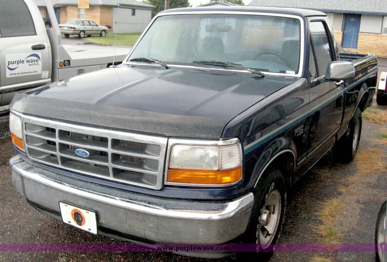 image for item 8640 1994 Ford F150 pickup truck