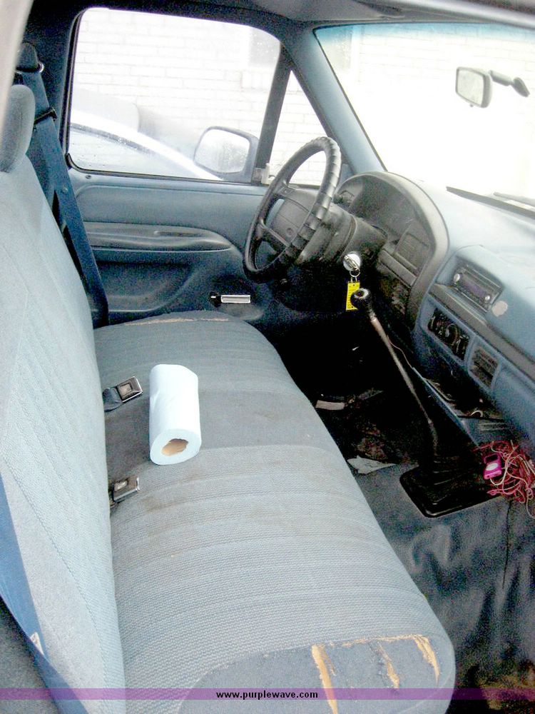 image for item 8640 1994 Ford F150 pickup truck