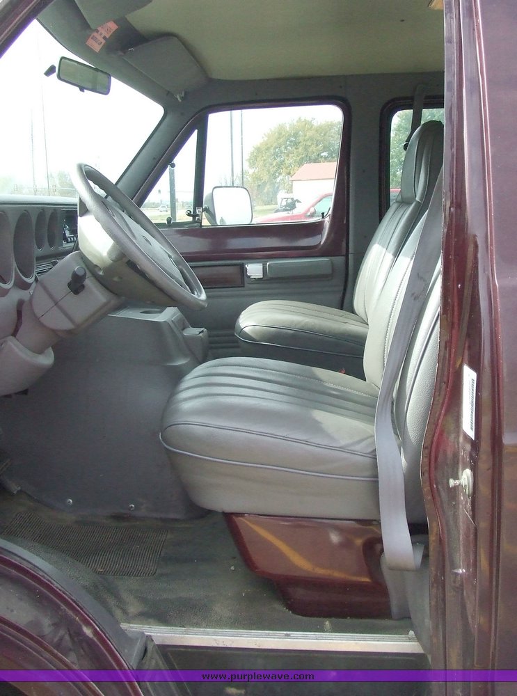 image for item 9513 1994 Dodge Ram Wagon B350