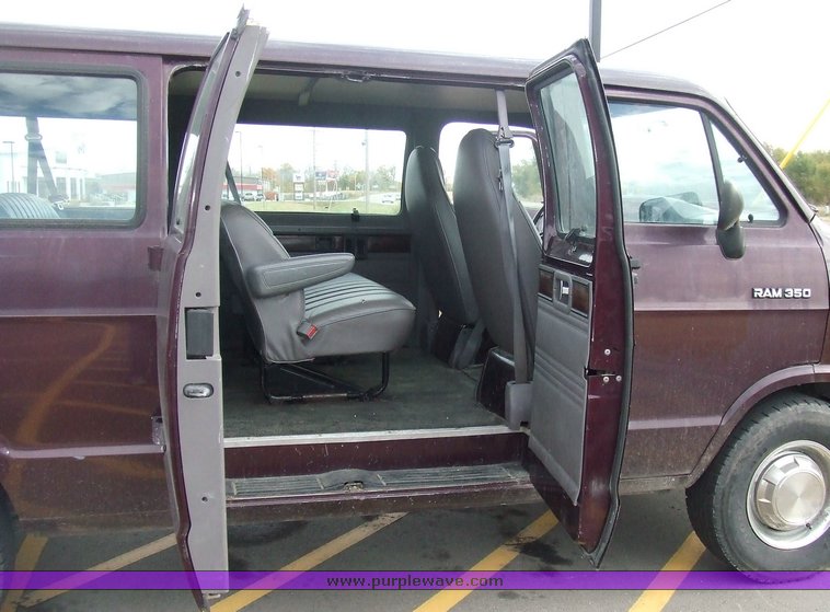 image for item 9513 1994 Dodge Ram Wagon B350