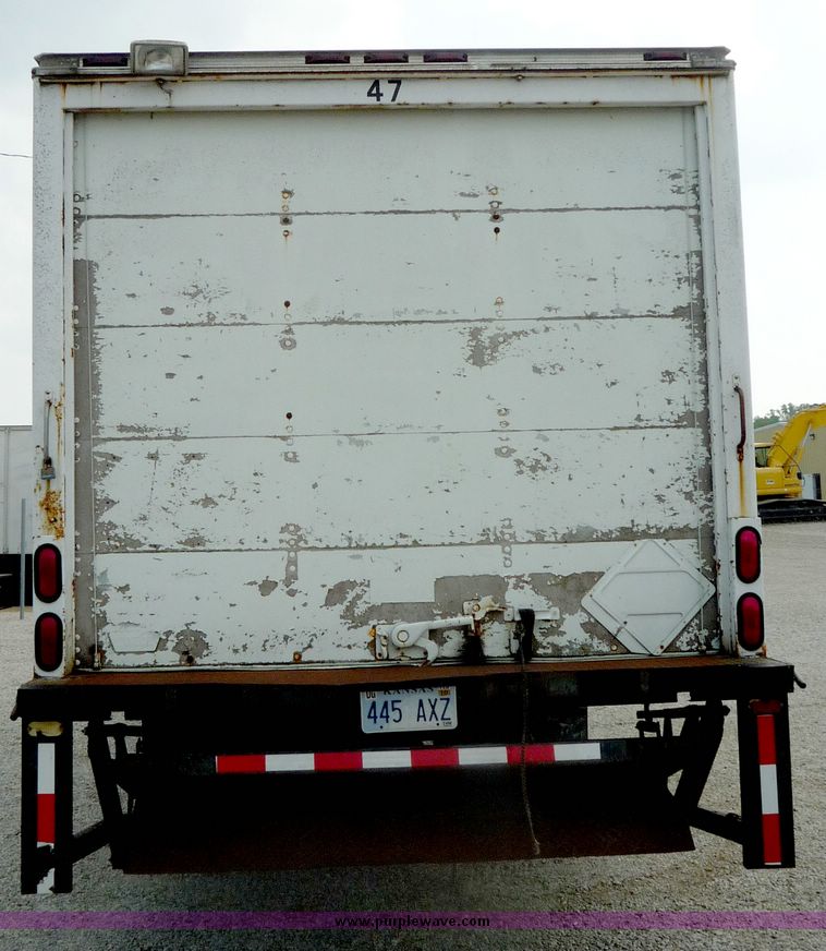 image for item 4077 1992 International 4000 series 4700