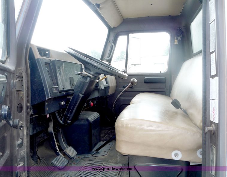 image for item 4077 1992 International 4000 series 4700