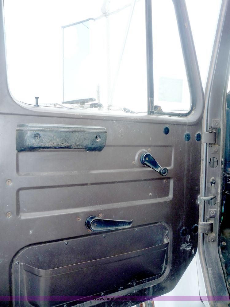 image for item 4077 1992 International 4000 series 4700