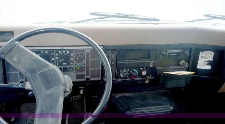 image for item 4077 1992 International 4000 series 4700