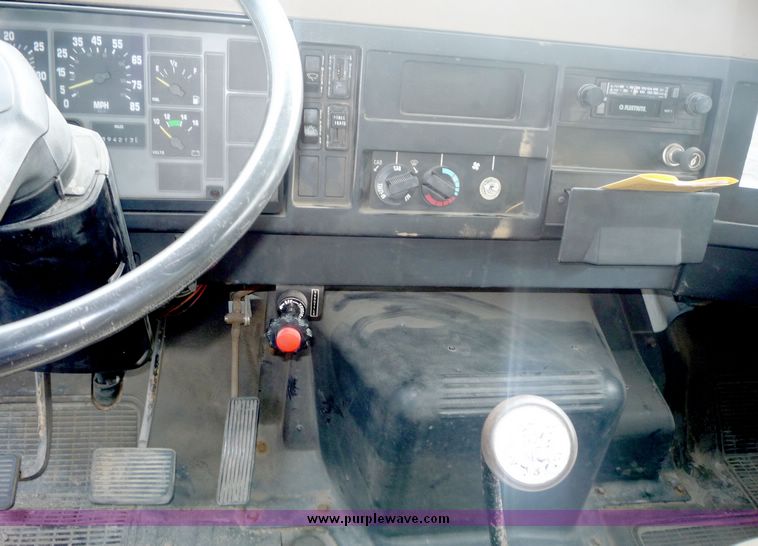 image for item 4077 1992 International 4000 series 4700