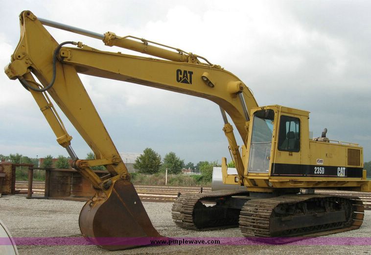 image for item 5966 1993 Caterpillar 235D excavator