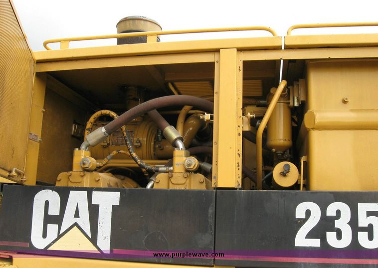image for item 5966 1993 Caterpillar 235D excavator