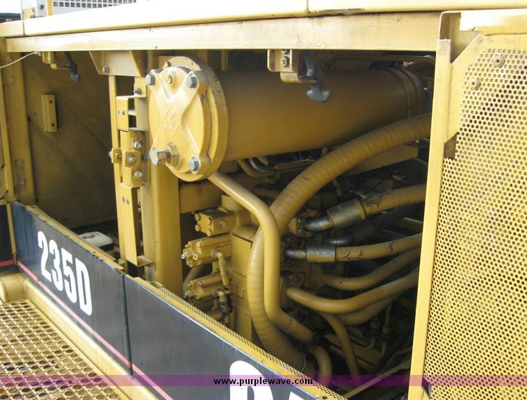 image for item 5966 1993 Caterpillar 235D excavator