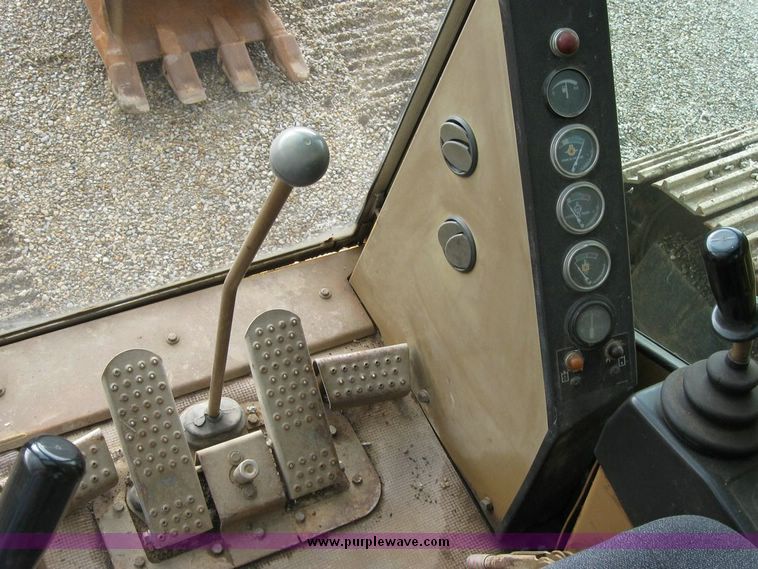 image for item 5966 1993 Caterpillar 235D excavator