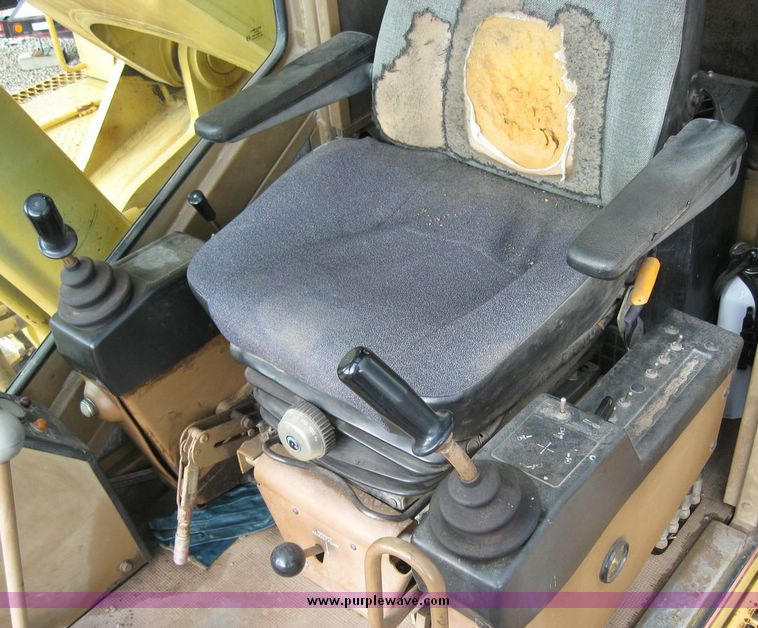 image for item 5966 1993 Caterpillar 235D excavator