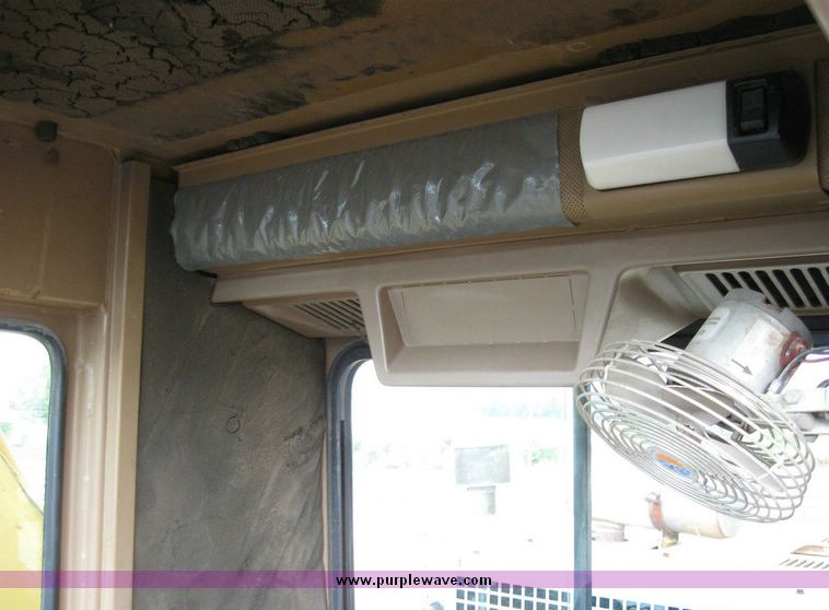 image for item 5966 1993 Caterpillar 235D excavator