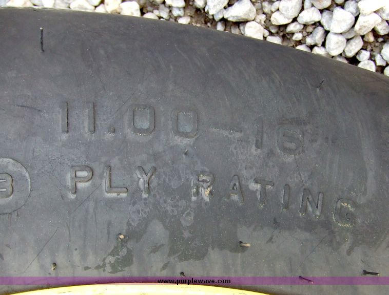 image for item 5970 2003 John Deere 7320 tractor