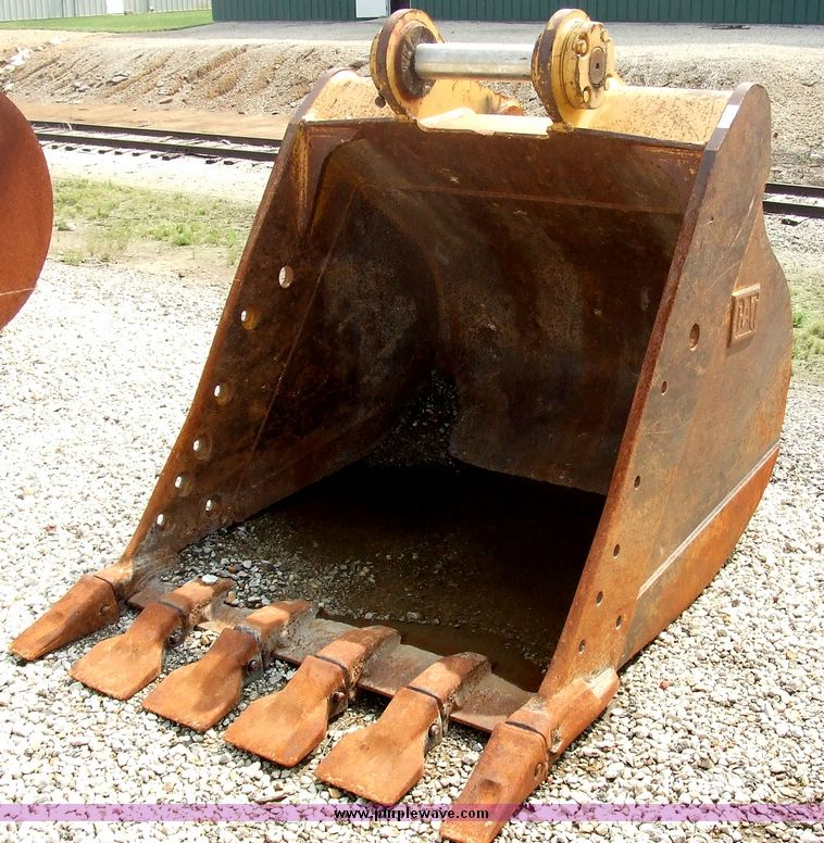 image for item 5982 Caterpillar 4' excavator bucket