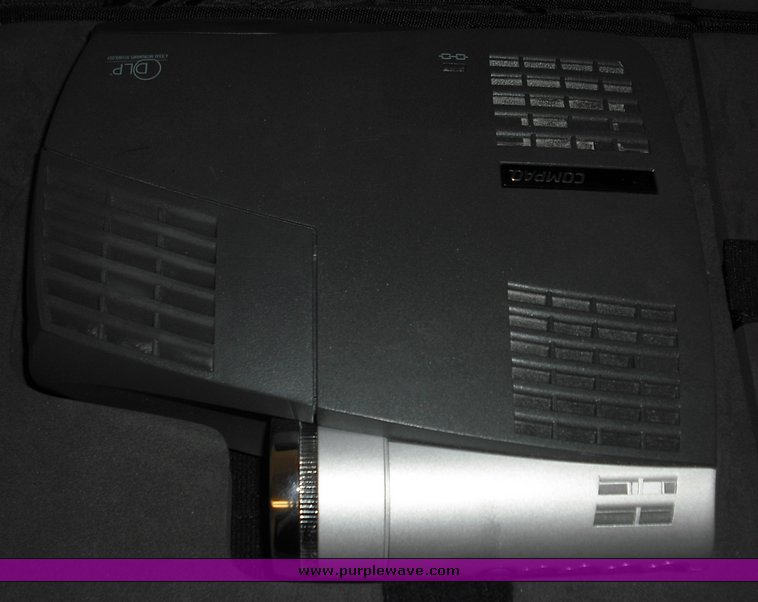image for item 3927 Compaq micro portable projector