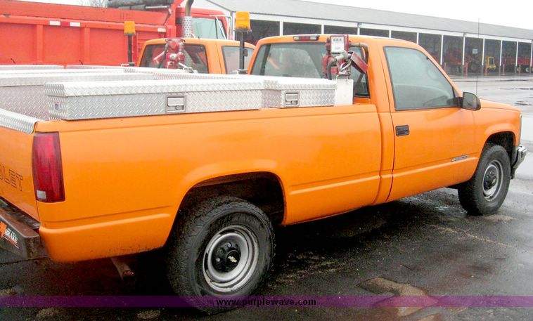 image for item 6385 1999 Chevrolet C2500 pickup truck