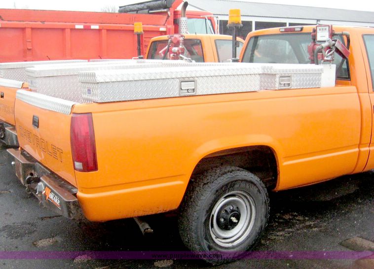 image for item 6385 1999 Chevrolet C2500 pickup truck
