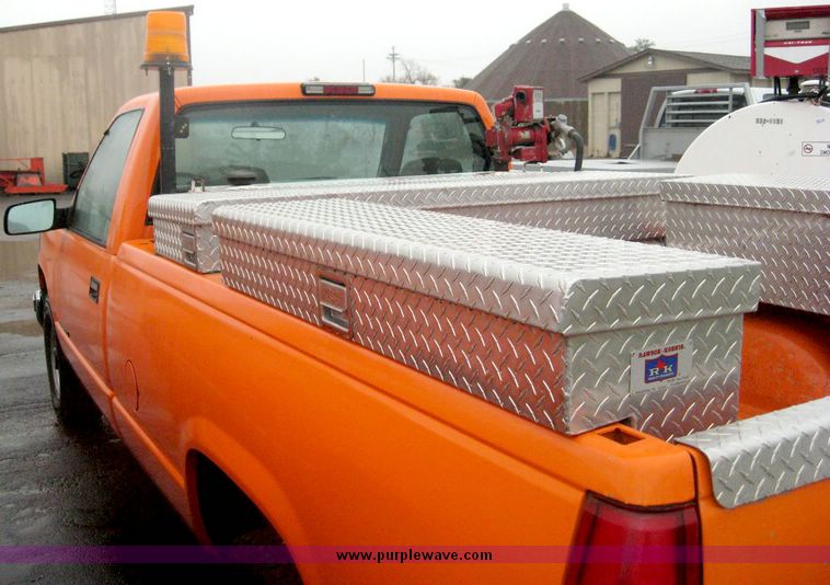 image for item 6385 1999 Chevrolet C2500 pickup truck