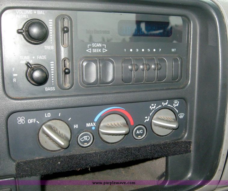 image for item 6385 1999 Chevrolet C2500 pickup truck