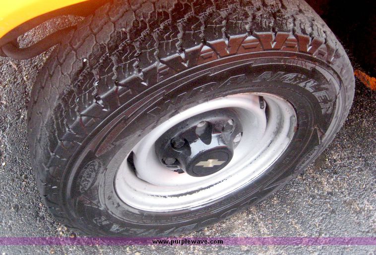 image for item 6385 1999 Chevrolet C2500 pickup truck