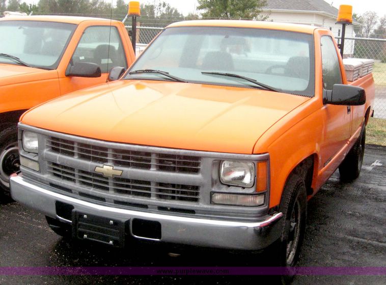 image for item 6386 1999 Chevrolet C2500 pickup truck