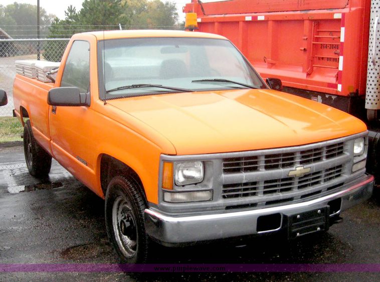 image for item 6386 1999 Chevrolet C2500 pickup truck