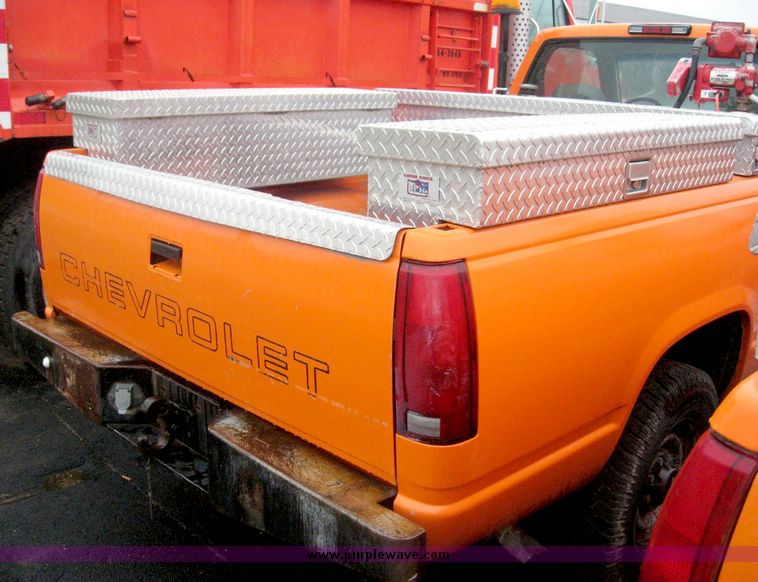 image for item 6386 1999 Chevrolet C2500 pickup truck