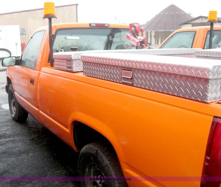 image for item 6386 1999 Chevrolet C2500 pickup truck