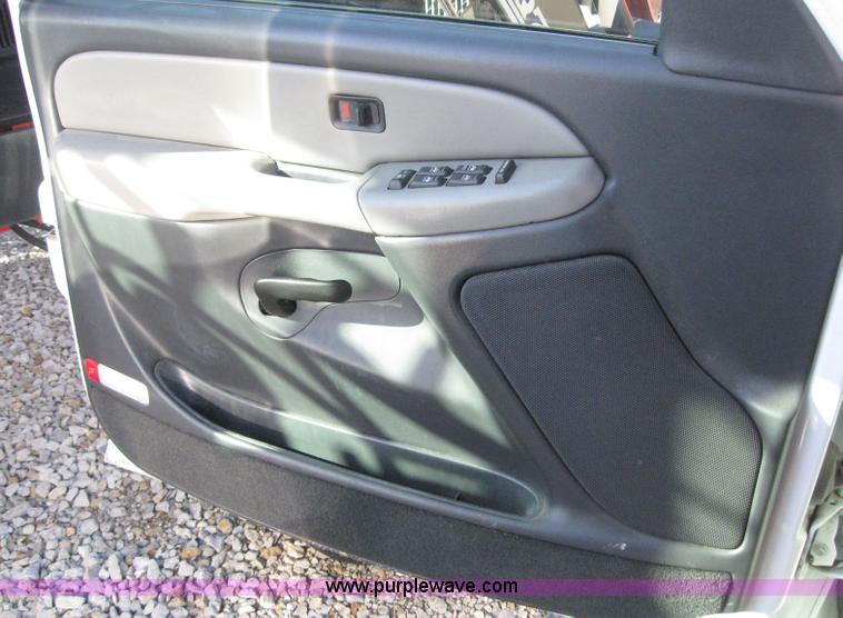 image for item 6545 2002 Chevrolet C1500 Suburban