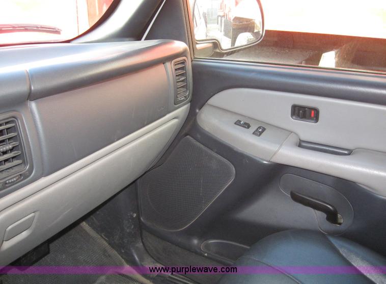 image for item 6545 2002 Chevrolet C1500 Suburban